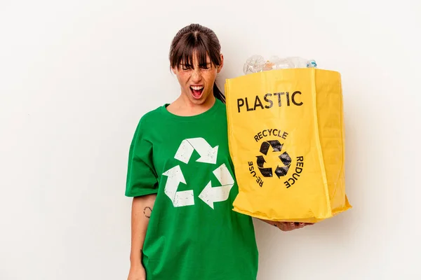 Jovem Argentina Reciclado Plástico Isolado Fundo Branco Gritando Muito Irritado — Fotografia de Stock