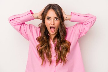 Beyaz arka planda izole edilmiş genç beyaz bir kadın çığlık atıyor, çok heyecanlı, tutkulu, bir şeyden memnun..