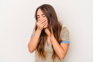 Beyaz arka planda izole edilmiş genç beyaz kadın virüs ya da enfeksiyon yüzünden boğazında ağrı hissediyor..