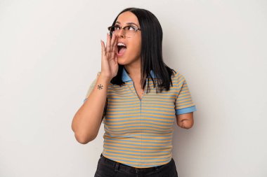 Bir kolu beyaz arka planda izole edilmiş genç beyaz kadın bağırıyor ve avuç içini açık tutuyor..