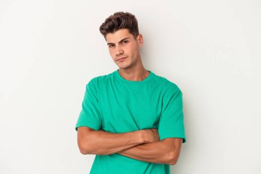 Beyaz arka planda izole edilmiş, sıkılmış, yorgun ve dinlenmeye ihtiyacı olan genç beyaz bir adam..