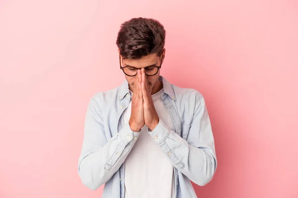 Ung Kaukasisk Man Isolerad Rosa Bakgrund Visar Hängivenhet Religiös Person — Stockfoto