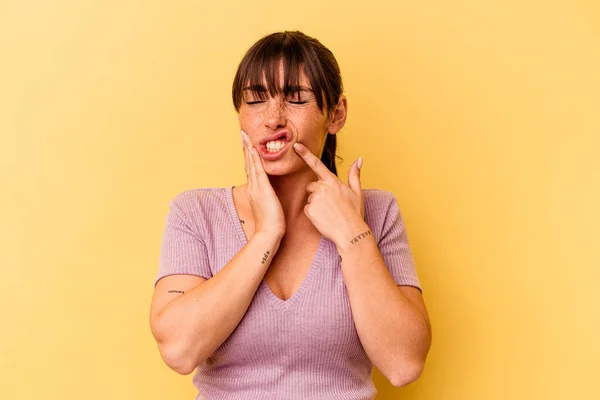 Giovane Donna Argentina Isolata Sfondo Giallo Con Forte Dolore Denti — Foto Stock