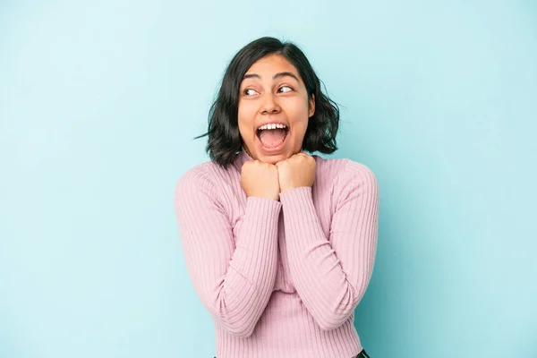 Mujer Latina Joven Aislada Sobre Fondo Azul Mantiene Las Manos — Foto de Stock