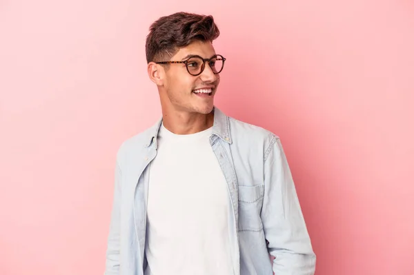 Νεαρός Καυκάσιος Άνδρας Απομονωμένος Ροζ Φόντο Χαλαρός Και Χαρούμενος Γελώντας — Φωτογραφία Αρχείου