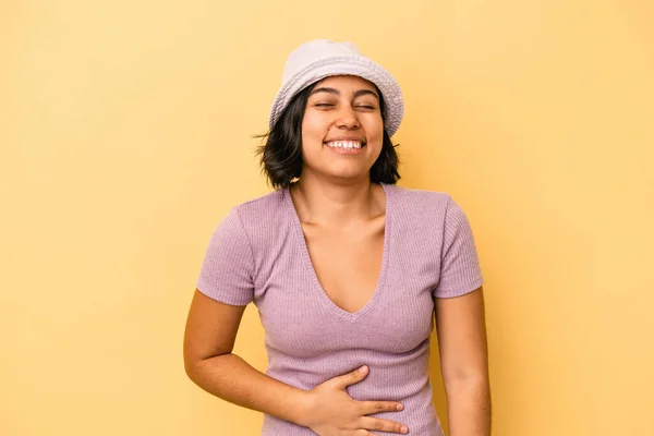 Jonge Latijnse Vrouw Geïsoleerd Gele Achtergrond Raakt Buik Glimlacht Zachtjes — Stockfoto