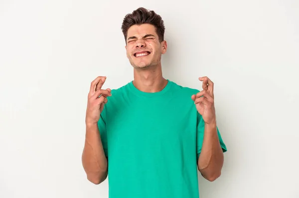 Young Caucasian Man Isolated White Background Crossing Fingers Having Luck — Stock Photo, Image