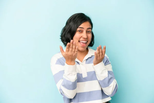 Mujer Latina Joven Aislada Sobre Fondo Azul Señalándote Con Dedo —  Fotos de Stock