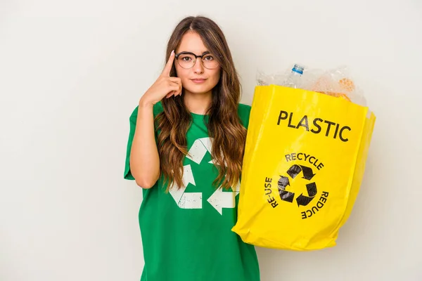 Mujer Joven Caucásica Reciclando Lleno Plástico Aislado Sobre Fondo Blanco — Foto de Stock