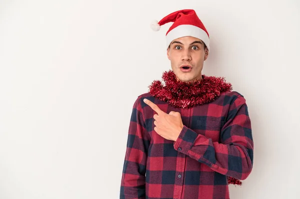 Junger Kaukasischer Mann Feiert Weihnachten Isoliert Auf Weißem Hintergrund Der — Stockfoto