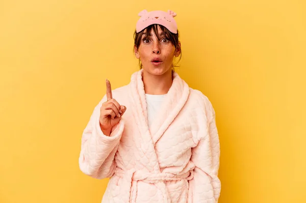 Mujer Argentina Joven Con Pijama Aislado Sobre Fondo Amarillo Que —  Fotos de Stock