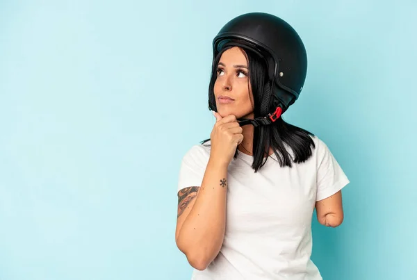 Mulher Caucasiana Jovem Com Braço Usando Capacete Motocicleta Isolado Fundo — Fotografia de Stock