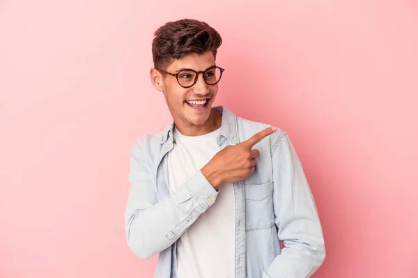 Νεαρός Καυκάσιος Άνδρας Απομονωμένος Ροζ Φόντο Κοιτάζει Πέρα Χαμογελαστός Χαρούμενος — Φωτογραφία Αρχείου
