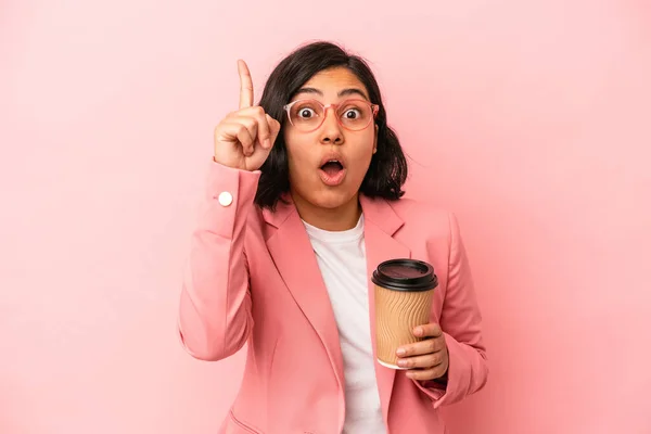 Jong Latijn Vrouw Holding Take Away Koffie Geïsoleerd Roze Achtergrond — Stockfoto