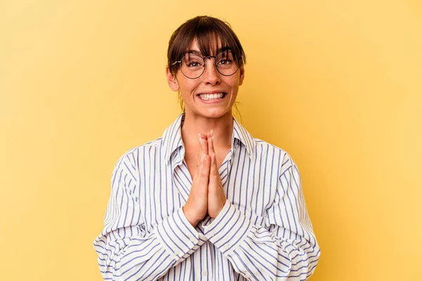 Mladá Argentinská Žena Izolovaná Žlutém Pozadí Drží Ruce Modlitbě Blízkosti — Stock fotografie