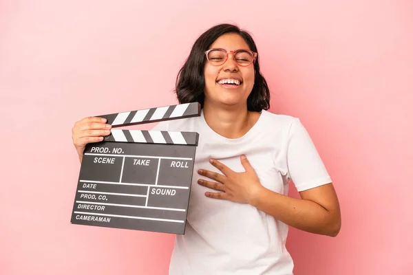 Jonge Latijn Vrouw Houden Clapperboard Geïsoleerd Roze Achtergrond Lacht Luid — Stockfoto