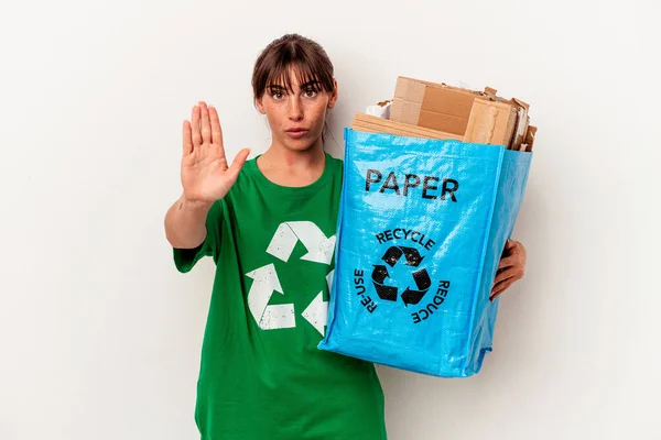 Młoda Argentyńska Kobieta Recyklingu Papieru Izolowane Żółtym Tle Stojąc Wyciągniętą — Zdjęcie stockowe