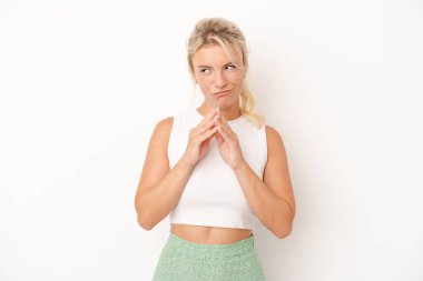 Genç Rus kadın, beyaz arka planda izole edildi. Aklında bir plan oluşturdu, bir fikir oluşturdu..