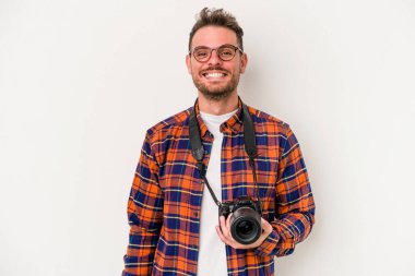 Beyaz arka planda izole genç beyaz fotoğrafçı mutlu, güler yüzlü ve neşeli.