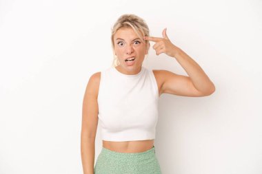 Beyaz arka planda izole edilmiş genç bir Rus kadın işaret parmağıyla hayal kırıklığı gösteriyor..