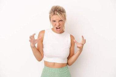 Beyaz arka planda izole edilmiş genç bir Rus kadın öfkeyle bağırıyor..