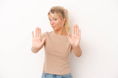Beyaz arka planda izole edilmiş genç bir Rus kadın elini uzatmış, dur işareti göstererek seni engelliyor..