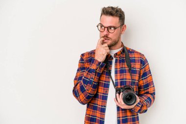 Beyaz arka planda izole edilmiş beyaz fotografçı bir şeyin fotokopi odasına baktığını düşünerek rahatlamış..