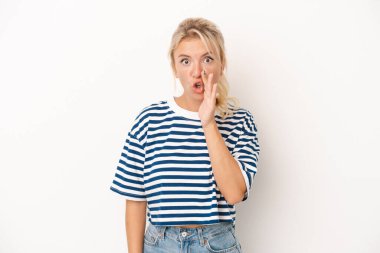 Beyaz arka planda izole edilmiş genç bir Rus kadın gizli bir sıcak fren haberinin olduğunu söylüyor.