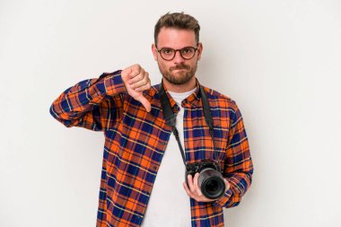 Beyaz arka planda izole edilmiş beyaz fotografçı, hoşlanmadığı bir hareket sergiliyor. Anlaşmazlık konsepti.