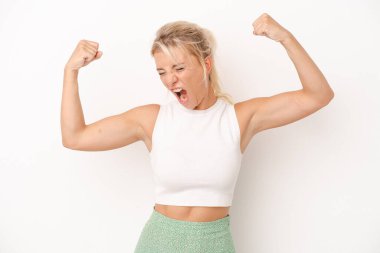 Beyaz arka planda izole edilmiş genç bir Rus kadın zaferden sonra yumruğunu kaldırıyor, kazanan konsept..