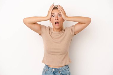 Beyaz arka planda izole edilmiş genç bir Rus kadın şaşırmış ve şok olmuştu..