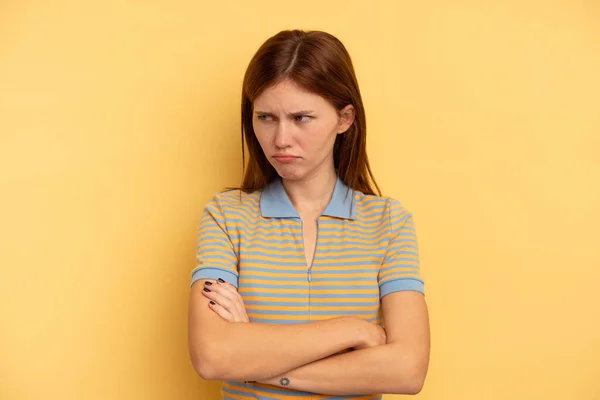 Jong Engels Vrouw Geïsoleerd Gele Achtergrond Moe Van Een Repetitieve — Stockfoto