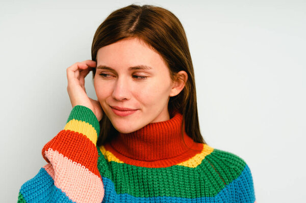 Молодая английская женщина изолирована на желтом фоне