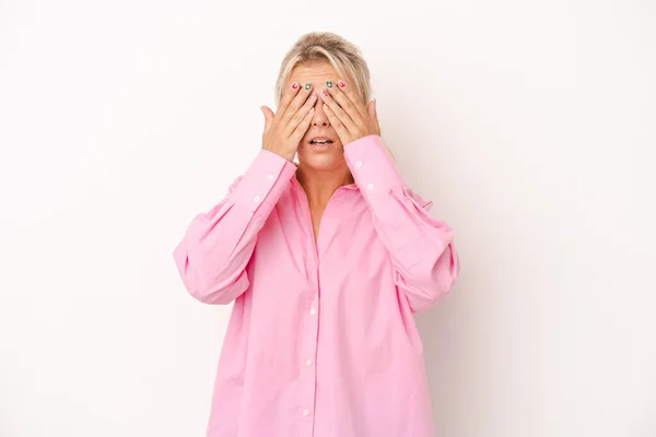 Jong Russisch Vrouw Geïsoleerd Witte Achtergrond Bang Bedekken Ogen Met — Stockfoto