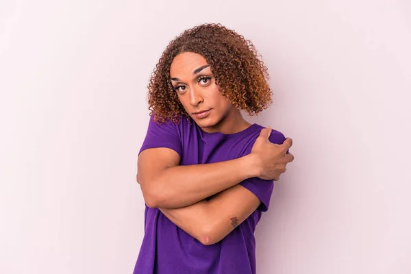 Jovem Latina Transexual Mulher Isolada Abraços Fundo Rosa Sorrindo Despreocupado — Fotografia de Stock