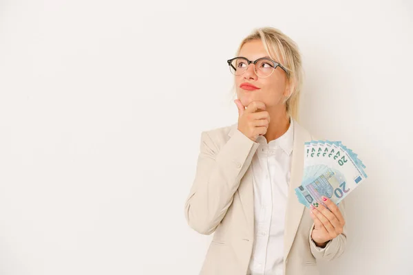 Jonge Business Russische Vrouw Met Bankbiljetten Geïsoleerd Witte Achtergrond Kijken — Stockfoto