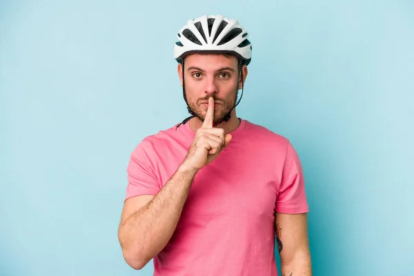 Giovane Uomo Caucasico Con Casco Bici Isolato Sfondo Blu Mantenendo — Foto Stock