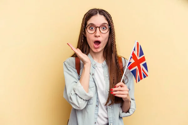 Mujer Caucásica Joven Estudiando Inglés Aislado Sobre Fondo Amarillo Sorprendido — Foto de Stock