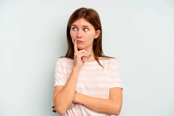 Joven Inglesa Aislada Sobre Fondo Azul Contemplando Planificando Una Estrategia —  Fotos de Stock