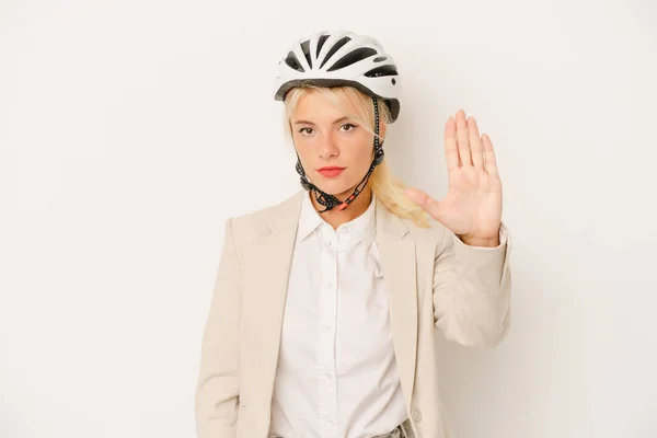 Νεαρή Επιχείρηση Ρωσική Γυναίκα Κρατώντας Ποδήλατο Κράνος Απομονωμένο Λευκό Φόντο — Φωτογραφία Αρχείου
