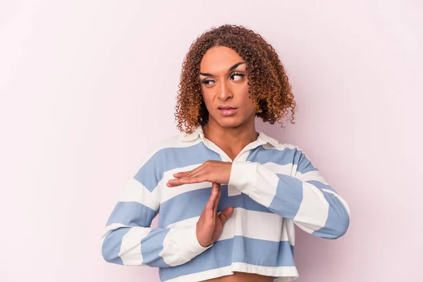 Jovem Latina Transexual Mulher Isolada Fundo Rosa Mostrando Gesto Timeout — Fotografia de Stock