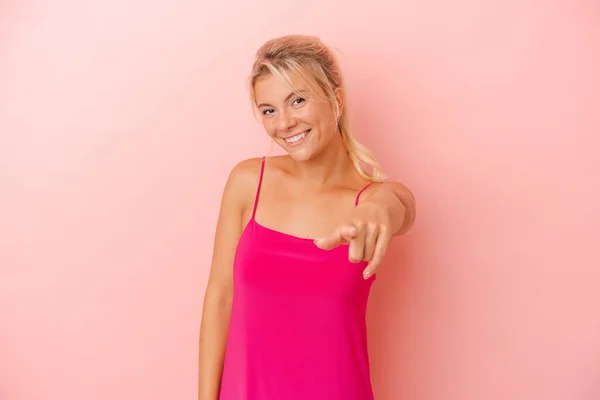 Młoda Rosjanka Odizolowana Różowym Tle Radosne Uśmiechy Wskazujące Front — Zdjęcie stockowe