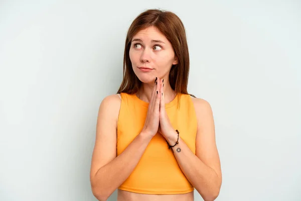 Genç Ngiliz Kadın Mavi Arka Planda Izole Edilmiş Dua Ediyor — Stok fotoğraf
