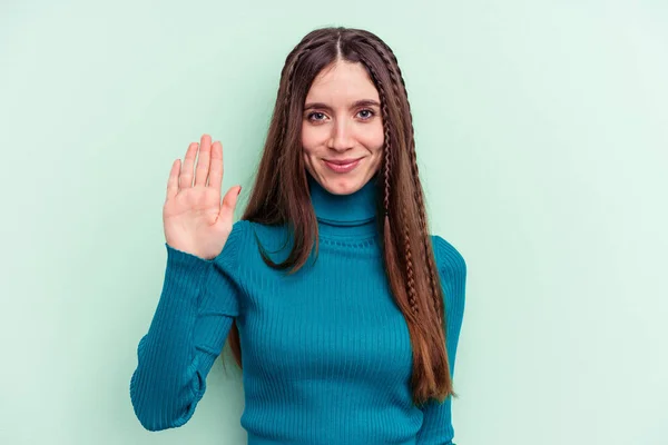 Mulher Branca Jovem Isolado Fundo Verde Sorrindo Alegre Mostrando Número — Fotografia de Stock