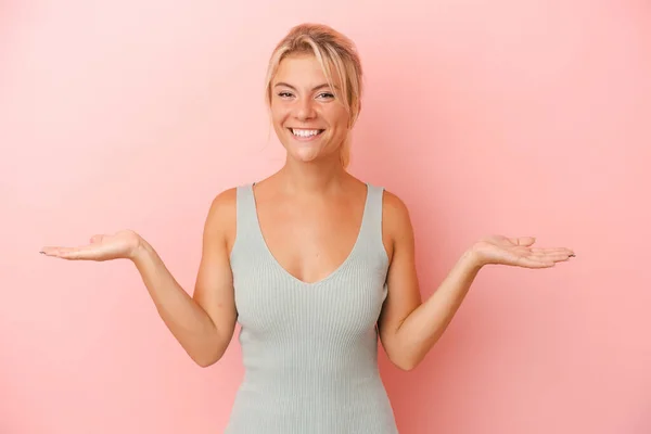 Ung Rysk Kvinna Isolerad Rosa Bakgrund Gör Skala Med Armar — Stockfoto