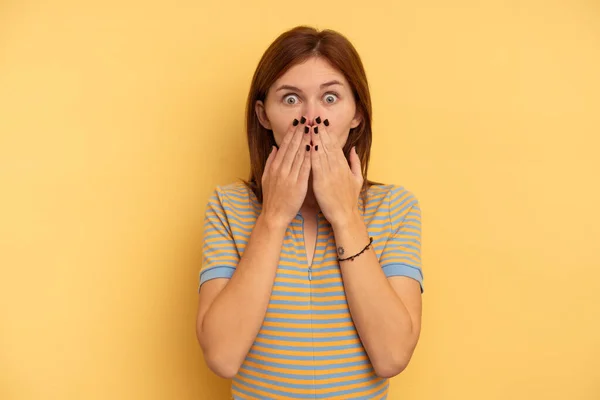 Junge Engländerin Isoliert Auf Gelbem Hintergrund Schockiert Mund Mit Händen — Stockfoto