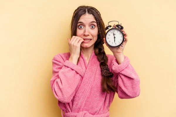 Mujer Caucásica Joven Con Albornoz Sosteniendo Reloj Despertador Aislado Sobre — Foto de Stock