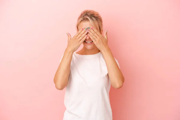 Jonge Russische Vrouw Geïsoleerd Roze Achtergrond Bedekt Ogen Met Handen — Stockfoto