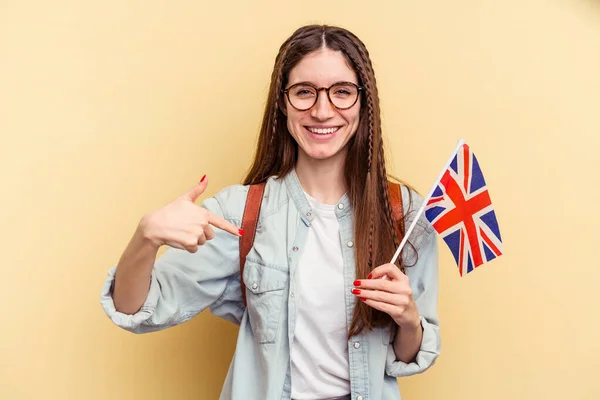 Mulher Caucasiana Jovem Estudando Inglês Isolado Fundo Amarelo Pessoa Apontando — Fotografia de Stock