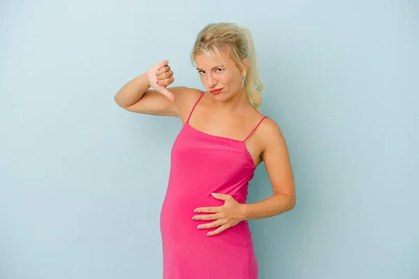 Jonge Russische Vrouw Zwanger Geïsoleerd Blauwe Achtergrond Voelt Trots Zelfvertrouwen — Stockfoto